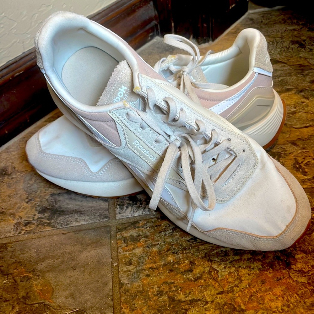 Reebok classic white shoe Men’s.